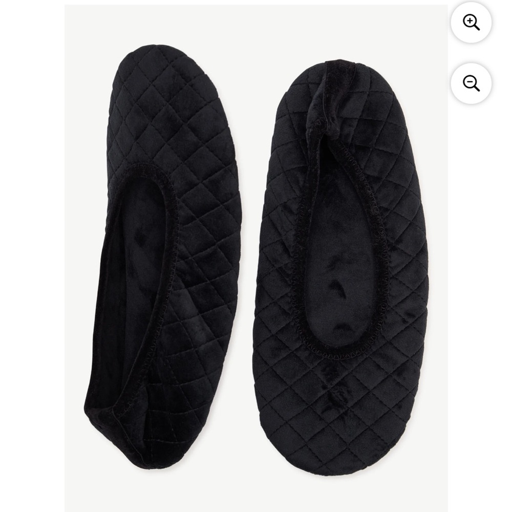 10/$25🦋 Joyspun Black Quilted Rubber Sole Indoor/Outdoor Slippers - Small (5-6)